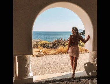 Εκατοντάδες συγγενείς και φίλοι αποχαιρέτησαν το μοντέλο που πέθανε στη Κεφαλλονιά (φώτο)